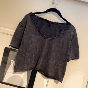 Grey cropped t-shirt with lace neckline